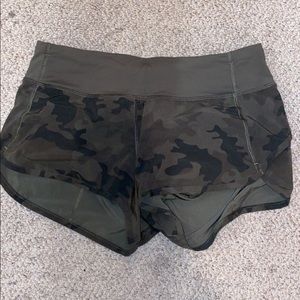 Lululemon speed up camo 2.5 inch size 4